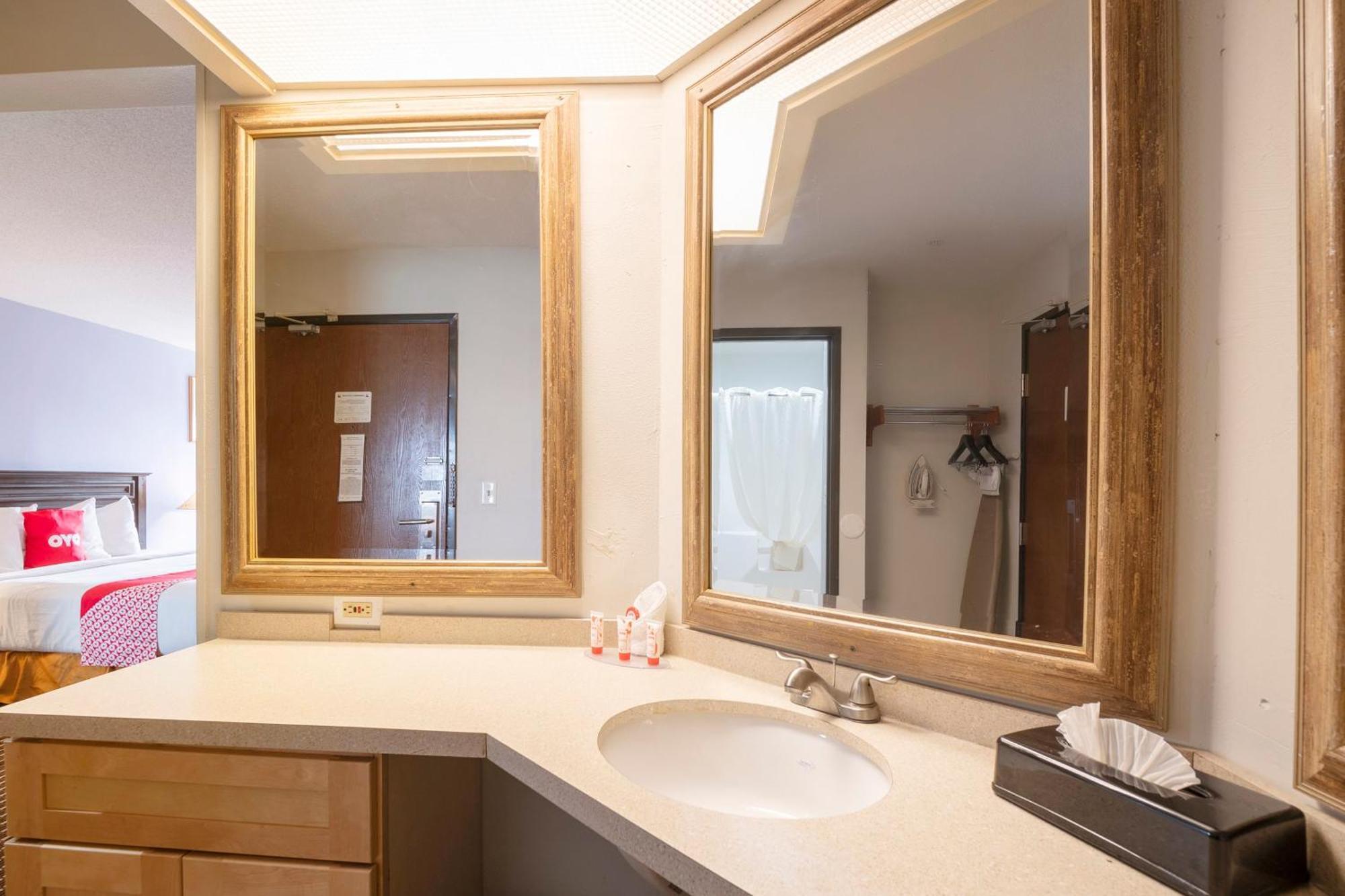 Oyo Townhouse Houston Airport North 호텔 외부 사진