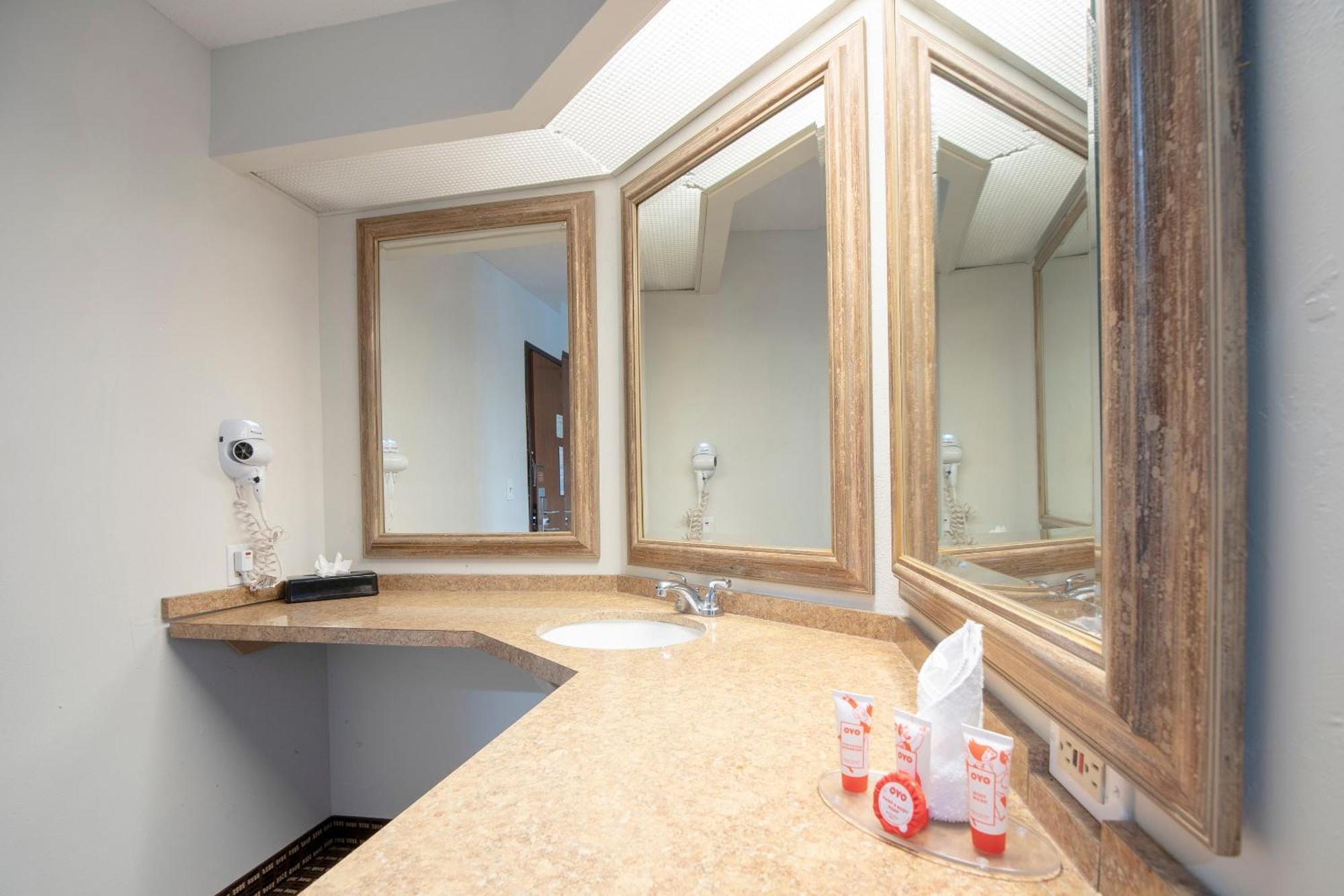 Oyo Townhouse Houston Airport North 호텔 외부 사진